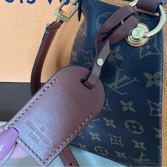 Louis Vuitton V Tote Monogram Canvas and Saffron Leather MM - Picture 11 of 16